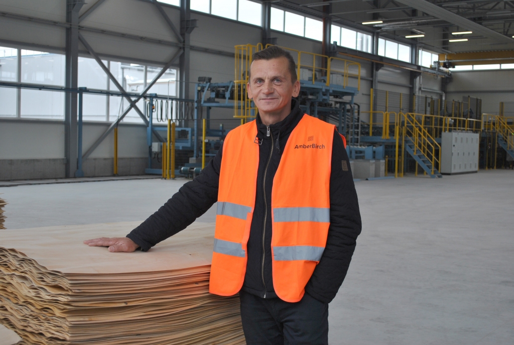 TOP EKSPORTA PRECE. Raimonds Spūls-Vilcāns atzīst, ka darbs, lai sāktu jaunās finiera rūpnīcas darbību Krustpils pagastā, ieguldīts liels, bet tas bijis tā vērts.
Autors: Sandra Pumpure