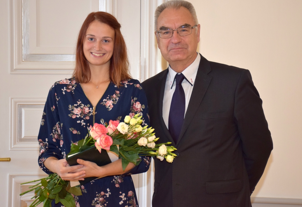 Vendija Madara Kancāne, LLU Lauksaimniecības fakultātes 4. kursa studente no Aizkraukles, saņēma pirmo Lauksaimniecības akadēmijas docenta Alfrēda Seržāna stipendiju, kuru pasniedza viņa dēls Uldis Seržāns.
Autors: no LLU