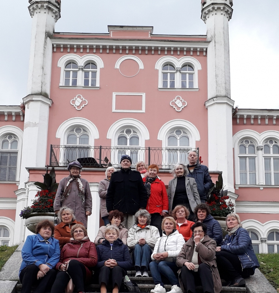 Aiviekstes pagasta senioru biedrības “Ābeļziedi” rīkotā ekskursija pa Vidzemi senioriem bija jauks rudenīgs sveiciens Starptautiskajā senioru dienā. Ekskursantu grupa pie Bīriņu pils.
Autors: A. Sergejeva