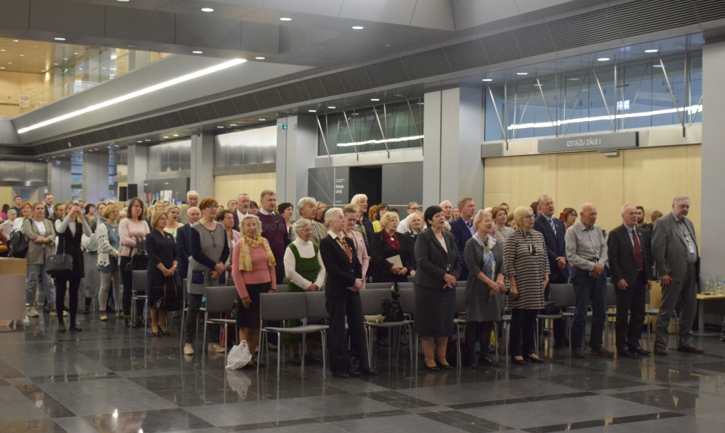 Skan “Pie Dieviņa gari galdi”. Emocionālā dziesma lika piecelties kājās visiem pasākuma dalībniekiem.