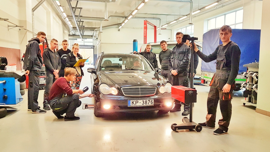 Katram savs pienākums. Dienas gaitā vieni bija atbildīgi par spiediena pārbaudi riepām, citi specializējās lukturu pārbaudē, vēl citi pārbaudīja bremzes.