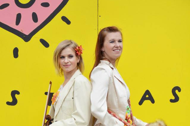 “Mēs bijām div` māsiņas”. Muzikālās Baumaņu māsas — Solvita (no labās) un Iveta.
Autors: no personīgā albuma