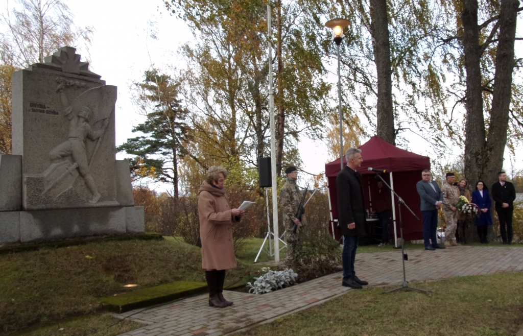 Par vēsturiskajiem notikumiem pirms simt gadiem Viesītē stāstīja novadpētniece Ilma Svilāne, klātesošos Latvijas Neatkarības kara simtgadei veltītajā pasākumā sveica aizsardzības ministrs Artis Pabriks.
Autors: Ināra Dreijera foto