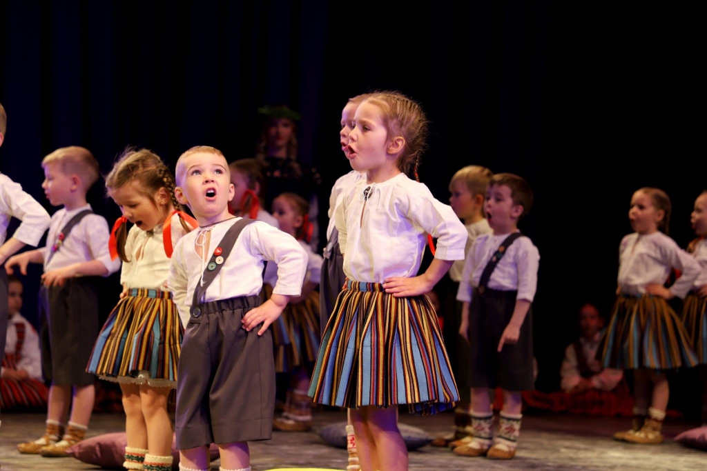 Maziem liela dejošana. Uz skatuves Unas Stakles jaunākie dejotāji no “Violetās grupas”.
Autors: Arvja Upīša foto