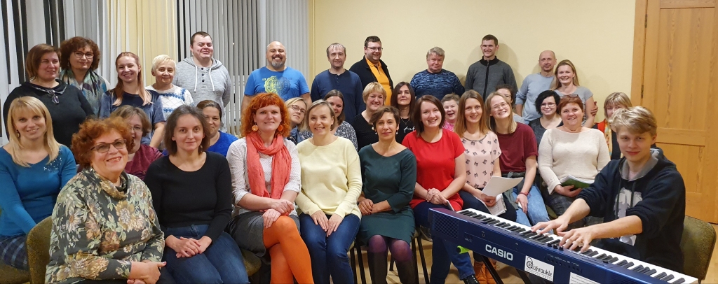 Lai labi skan! Jauktais koris “Aizkraukle” mēģinājumā jau izmanto digitālās klavieres.
