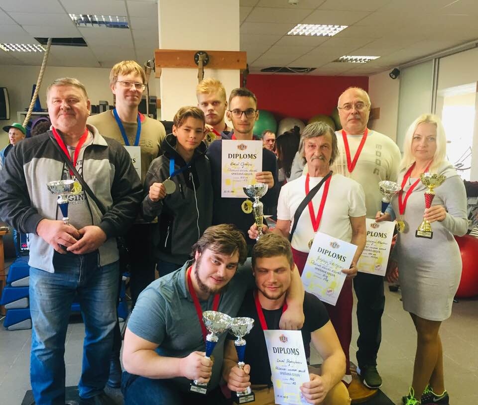 Katram pa medaļai! Aizkraukles sporta centra pauerliftinga komanda kārtējo reizi veiksmīgi aizvadīja sacensības. Visi komandas pārstāvji kāpa uz goda pjedestāla un kaldināja vienības kopējo panākumu — 2. vietu kopvērtējumā.
Autors: no personīgā albuma