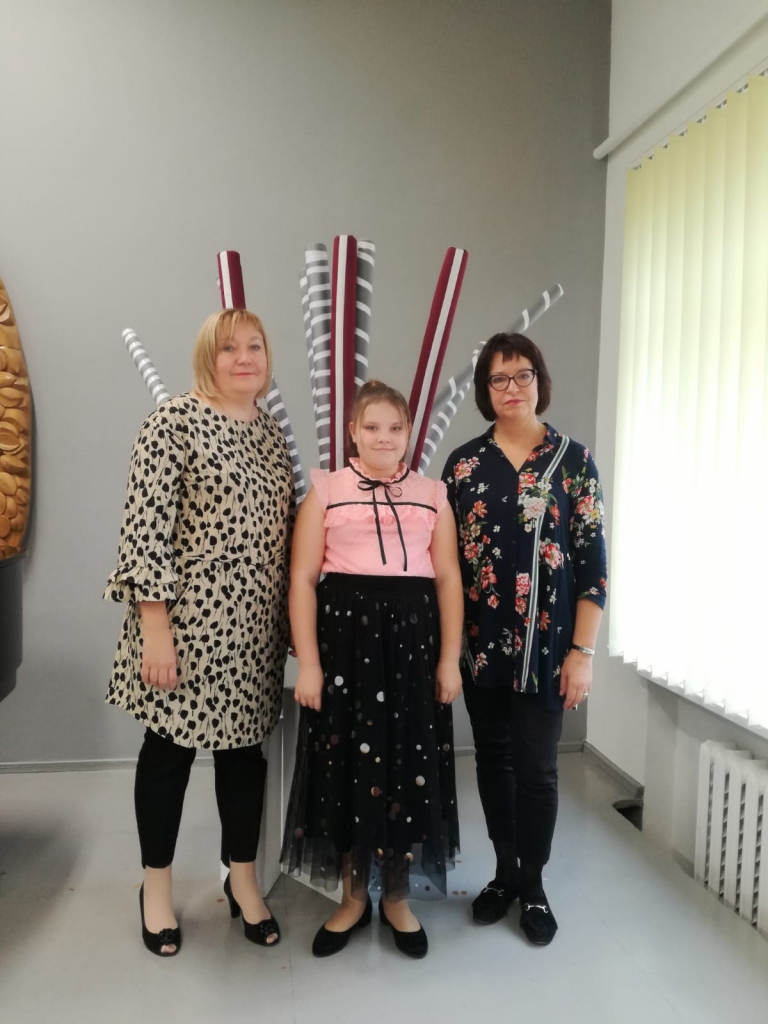 Pārsteidz ar skaisto dziedājumu. Jau ceturto gadu Ilūkstes Mūzikas un mākslas skolā notika IV Latgales un Sēlijas novadu mazpilsētu un lauku mūzikas un mākslas skolu vokālās un vizuālās mākslas konkurss. Tajā piedalījās 39 dalībnieki, un ar labiem panākumiem tajā startēja Pļaviņu Mūzikas skolas 4. kora klases audzēkne Amanda Rudzīte. 16 dziedātāju konkurencē viņa ieguva pirmās  pakāpes diplomu. Amandas skolotāja kora klasē ir Iveta Bērziņa (attēlā no labās), un koncertmeistare konkursā bija Sarmīte Ambaine (no kreisās).
Autors: no personīgā albuma