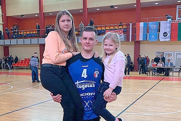 Labākais atbalsts. Toms Lielais pēc Eiropas Handbola federācijas izaicinājuma kausa otrās spēles ar savām kvēlākajām atbalstītājām māsām Lauru (no kreisās) un Aneti.
Autors: no personīgā albuma