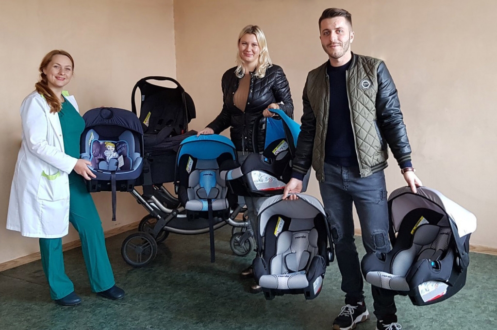 Rīgas Dzemdību nama fonda valdes priekšsēdētāja ārste Elizabete Pumpure (no kreisās), Svetlana un Kristaps Vorslavi ar dāvātajiem autokrēsliņiem topošajā rotaļistabā, kas pagaidām pilda autokrēsliņu un dvīņu ratu noliktavas funkciju.
Autors: no personīgā albuma