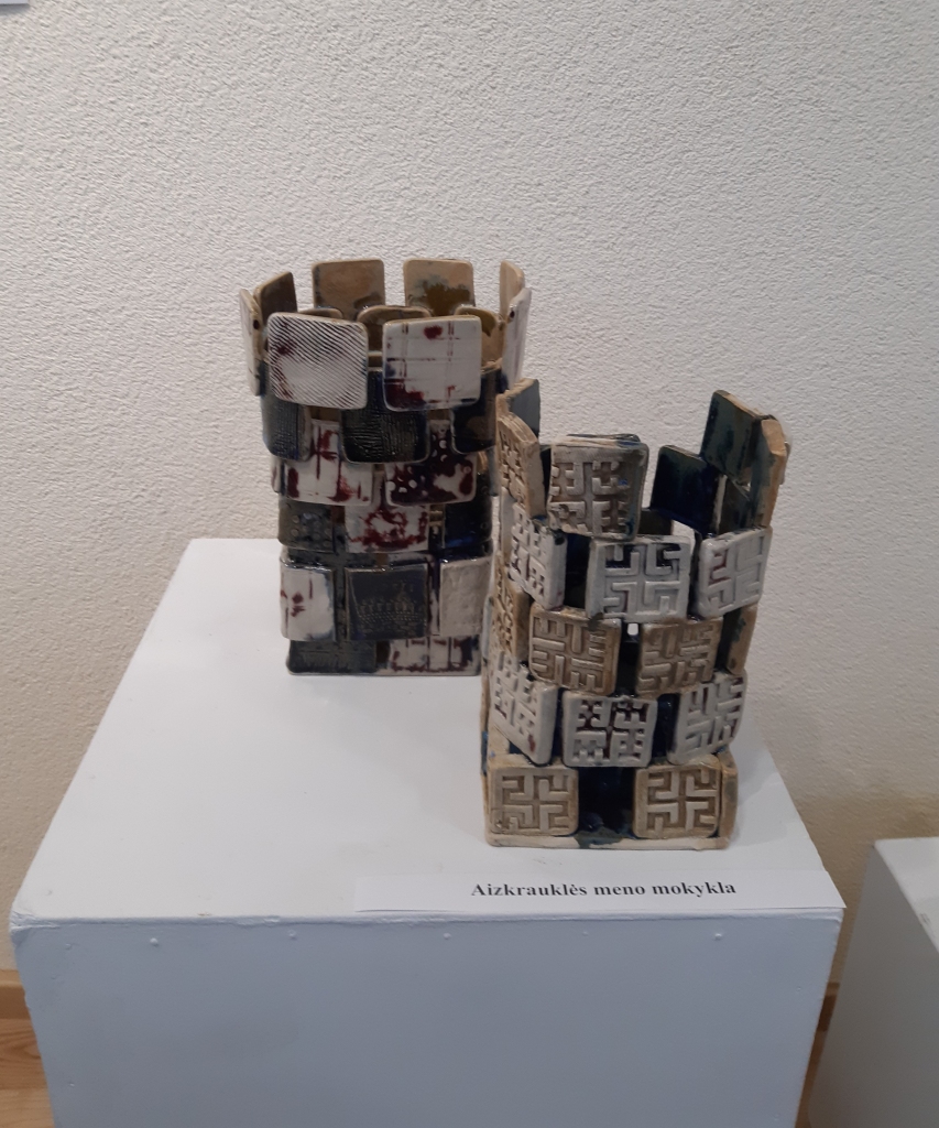 Dāvja Keļmana, Aizkraukles Mākslas skolas absolventa, darbi Lietuvas pilsētas Biržu V. Jakubeno Mūzikas skolas Vizuālās mākslas nodaļas organizētajā starptautiskajā keramikas konkursā “Mans radošākais darbs”.