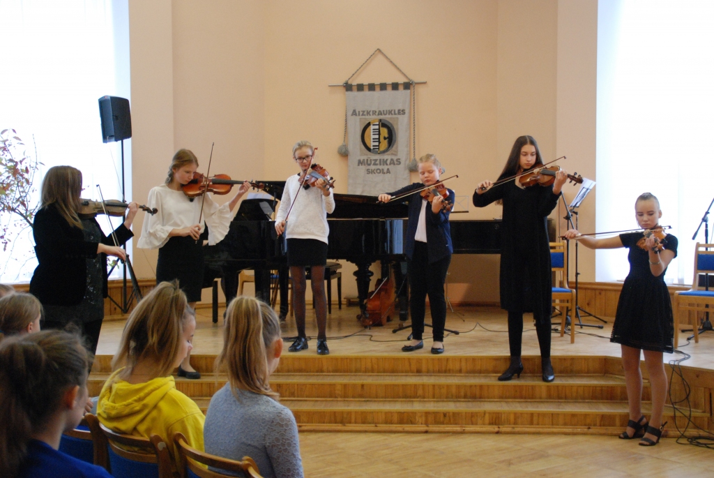 Spēlē vijolnieces. Pētera Barisona Aizkraukles mūzikas skolas ansamblis, vadītāja Līga Butāne, (pirmā no kreisās).
Autors: Aivars Bite