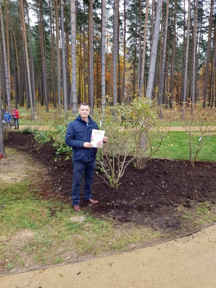 katram pa krūmam. Aizkraukles novada pašvaldības izpilddirektors Kaspars Sniedzītis pie Aizkraukles rododendra.
Autors: Leons Līdums