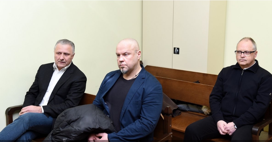 Bijušais “Latvenergo” viceprezidents Aigars Meļko (no kreisās), bijušais “Latvenergo” ražošanas tehniskais direktors Gunārs Cvetkovs un “Energy Consulting” vadītājs Andrejs Livanovičs tiesas sēdē 2016. gada sākumā.
Autors: Ieva Lūka (LETA)