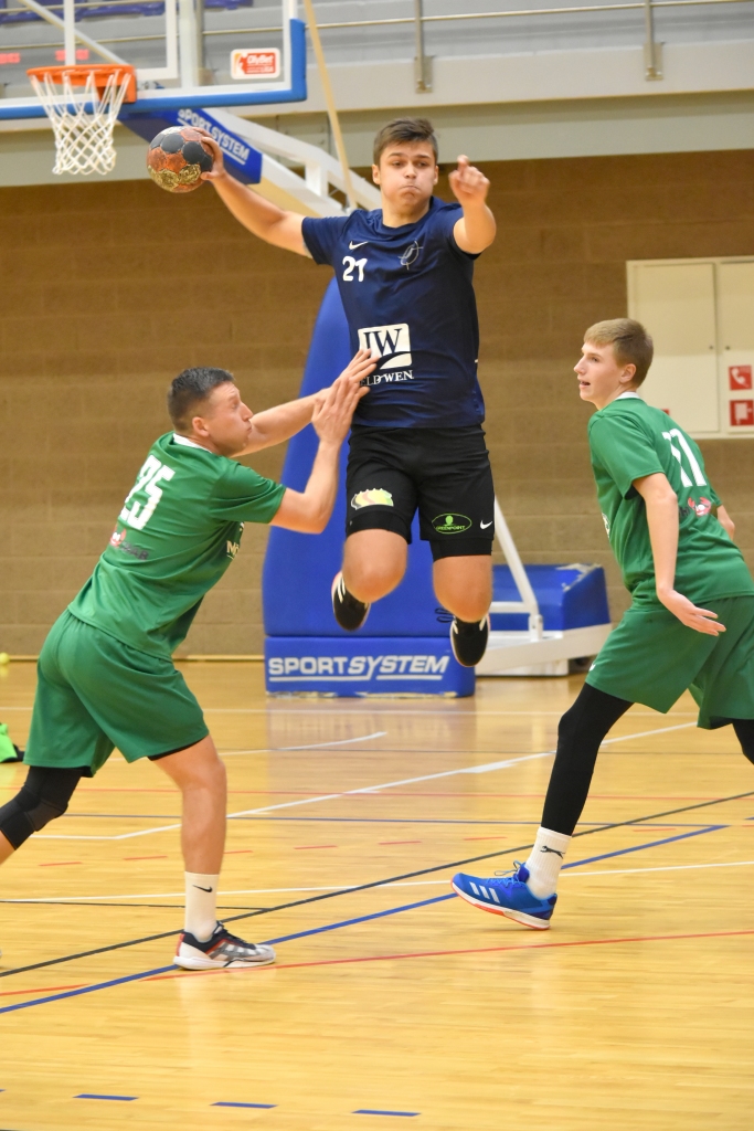 Vārti! Vienības “Skrīveri/Aizkraukle” spēlētājs Guntars Edžus Galvanovskis realizē uzbrukumu. Guntars veica spēlē veica septiņus metienus pa pretinieku sargātajiem vārtiem, no kuriem pieci bija precīzi.