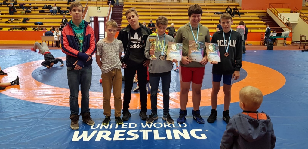 Aizkraukles novada sporta skolas komanda Rīgas atklātajās meistarsacīkstēs brīvajā cīņā — Aldris Krasovskis (no labās), Lorens Dariels Dembovskis, Svjatoslavs Vasīlijs Kudrjavcevs, Ričards Kukulis, Meldris Krasovskis un Alekss Legenzovs.
Autors: no personīgā albuma