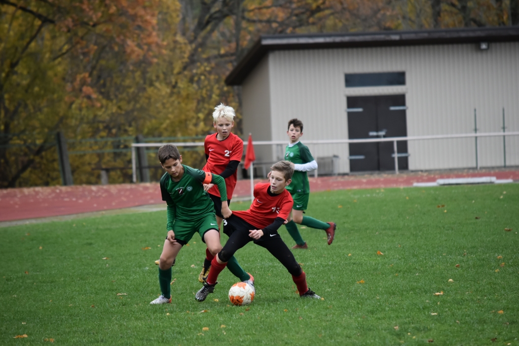 Lūk, tas ir cīņas spars! Vienība “FK Veina” mačā ar komandas “FS Metta” futbolistiem.