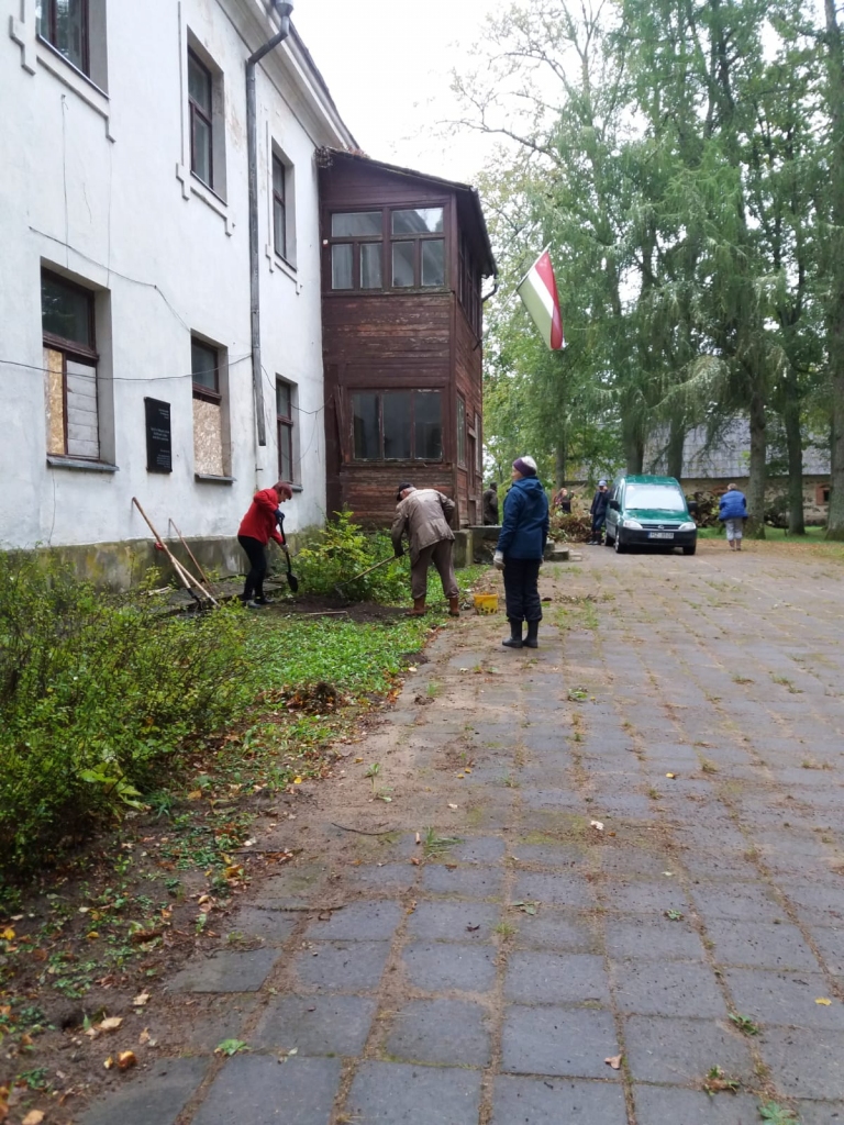 Šogad rīkotajā talkā ne tikai sakopts parks, bet atjaunoti arī stādījumi. Iestādītas rozes, un atjaunota hostu rinda gar centrālo parka taku.
Autors: Ilma Svilāne