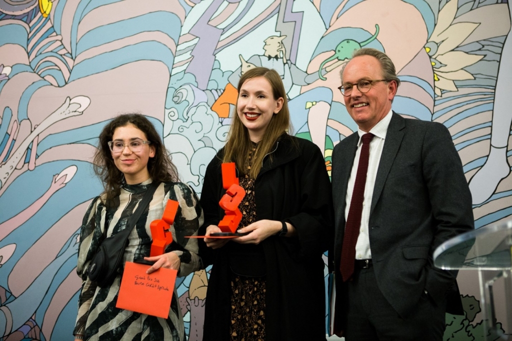 Starptautiskajā biennālē Parīzē “grand prix” balvu ieguva māksliniece no Jaunjelgavas Santa France (vidū) un fotogrāfe Annemarija Gulbe. Attēlā kopā ar Monrūžas mēru Etjēnu Lenžro.
Autors: publicitātes