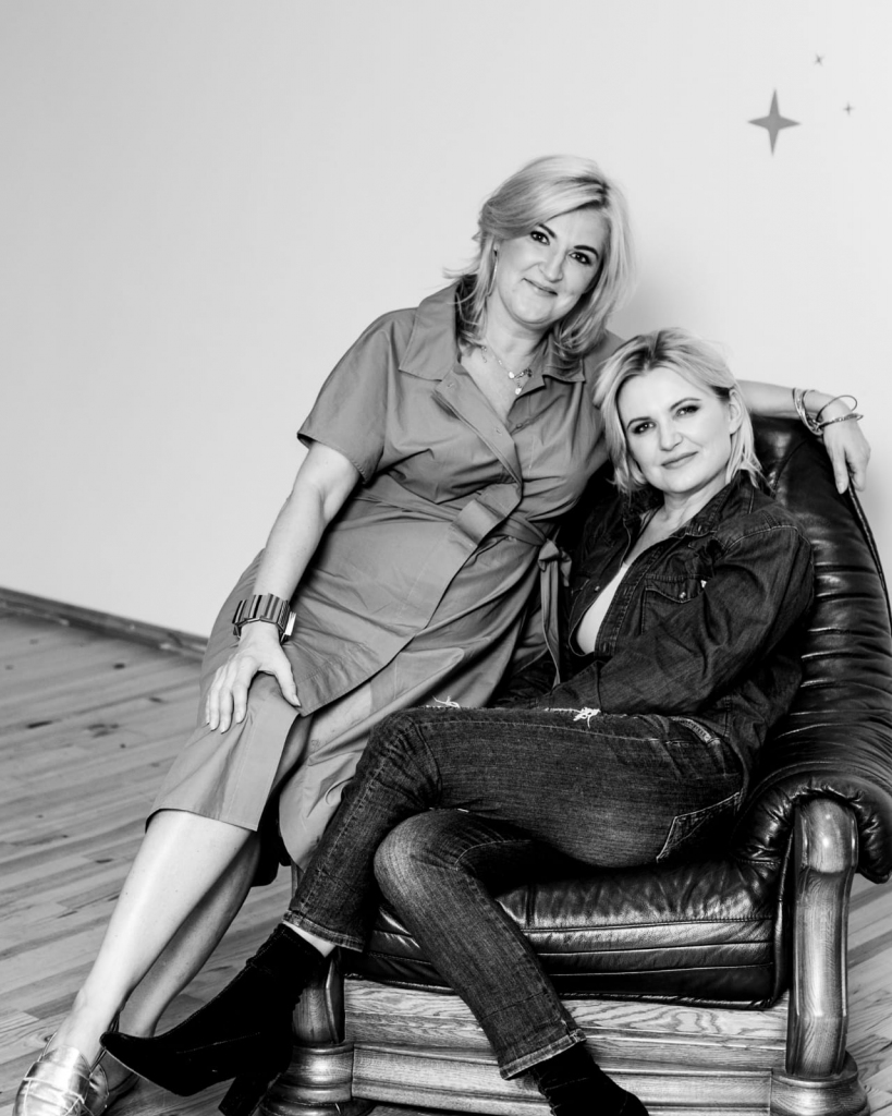 Salona “Agate” īpašniece Ilze Ivanāne (no kreisās) kopā ar savu lielāko atbalstītāju, draudzeni, domubiedreni, māsu Ievu Laputu.
Autors: Inese Kalnozola