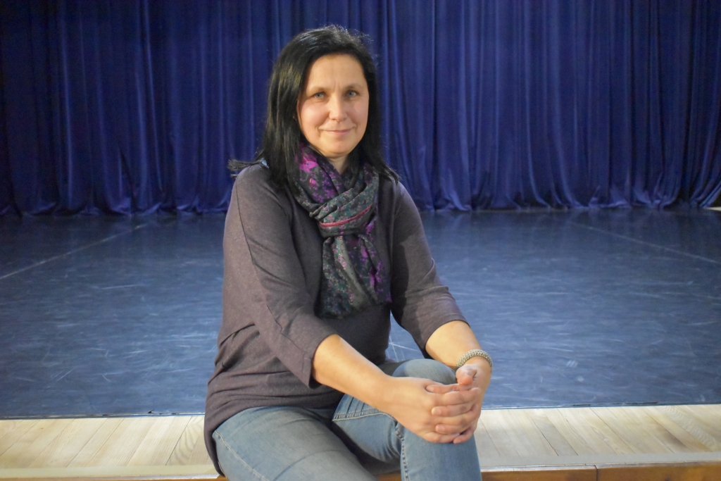 Skolotāja, vadītāja, dejotāja. Skatuve ir vieta, kurā paiet Gitas Skudras dzīve.