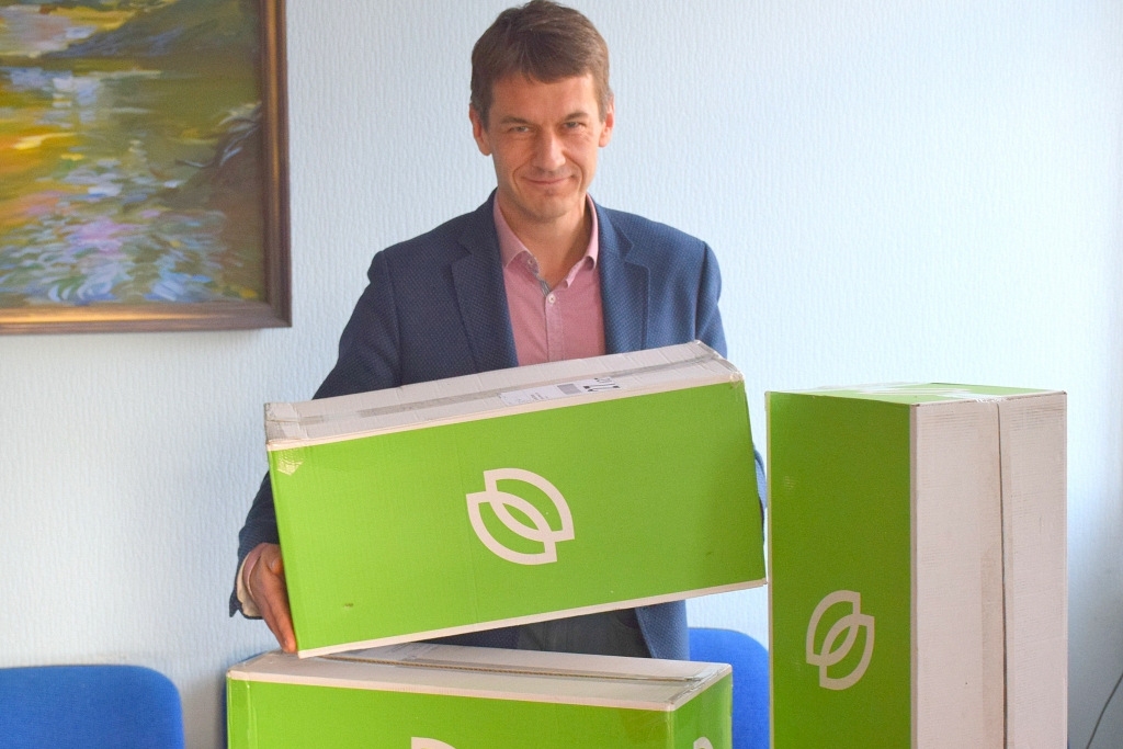 Veiksminiekiem. Reportieris Imants Kaziļuns rāda, kādas balvas saņems konkursa uzvarētāji.