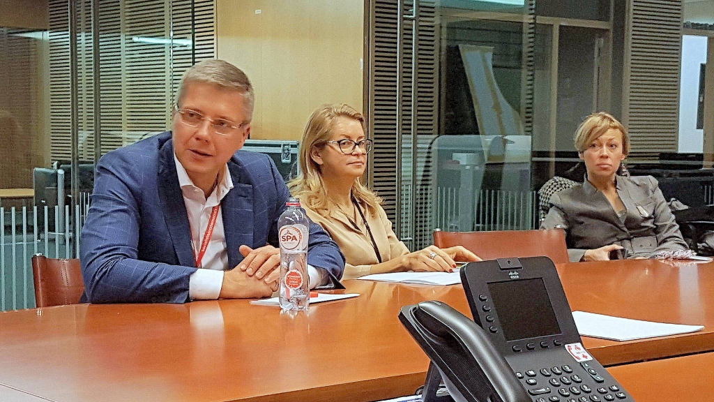 Agra rīta intervija. Nils Ušakovs (no kreisās), viņa biroja vadītāja Briselē diplomāte Iveta Sers un Eiropas Parlamenta biroja Latvijā vadītāja Marta Rībele.