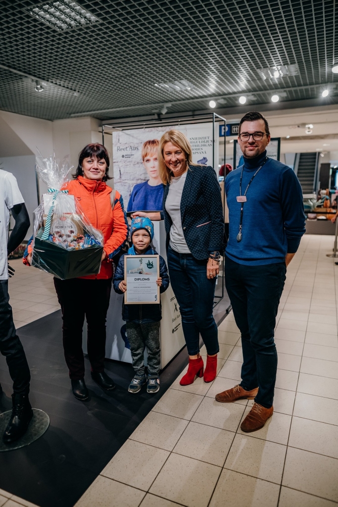 Nolietotais apģērbs pārtaps jaunā. Kokneses novada Pērses sākumskola atsaucās universālveikala “Stockmann” kampaņas aicinājumam, un visu septembri bērni kopā ar vecākiem un skolotājiem vāca nolietotos džinsa apģērba gabalus. Tos viņi nogādāja veikalā, lai tālāk igauņu zīmols “Reet Aus” pārstrādājot veidotu dabai draudzīgu drēbju kolekciju. Pērses sākumskolas kolektīvs kopā savāca vairāk nekā 200 kilogramu džinsa apģērba un par šo veikumu saņēma kampaņas rīkotāju saldo balvu.
Autors: Rihards Dīcis