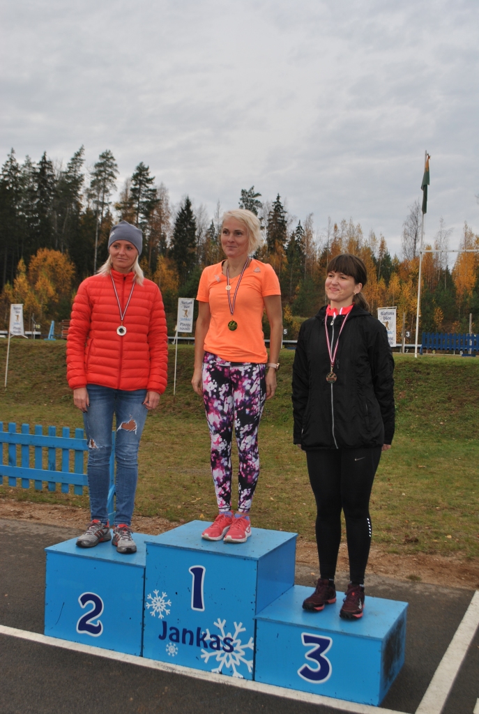 ĀTRĀKĀS S35 grupā —  Sanita Petkūne (no kreisās), Jūlija Vēvere un Ilze Gregersone.