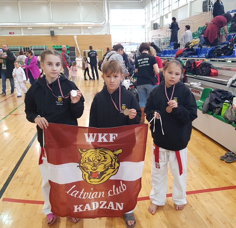 MEDAĻU IEGUVĒJI Viktorija Voroboka (no kreisās), Vladimirs Maskovs un Amanda Užule.
Autors: no kluba “Kadzan” arhīva