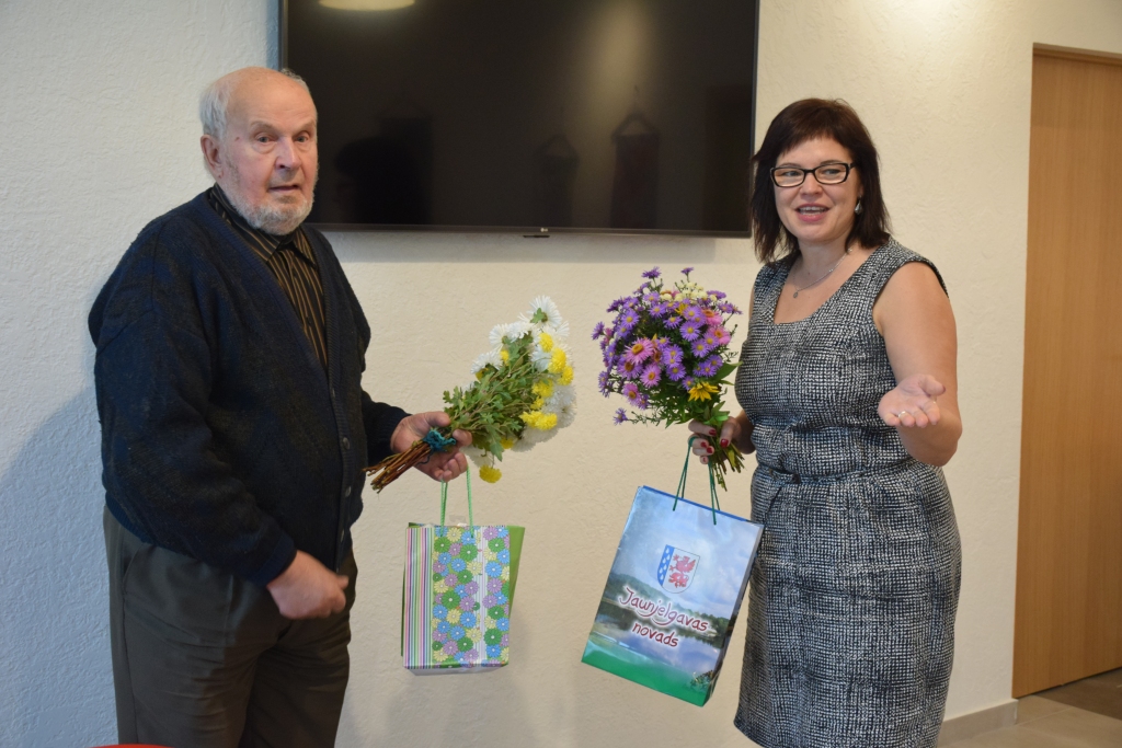 Sveiciens autoram. Grāmatu autoru Pēteri Sakalauru viņa jaunāko grāmatu prezentācijā sveica Jaunjelgavas bibliotēkas vadītāja Aina Strazdiņa.