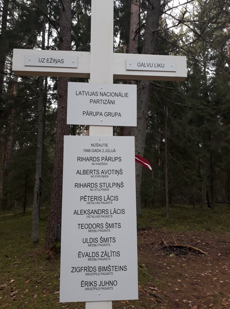 GODINOT PIEMIŅU. Par partizānu pašaizliedzību vēsta baltais krusts un atjaunotā zemnīca.
Autors: Rita Zaharāne