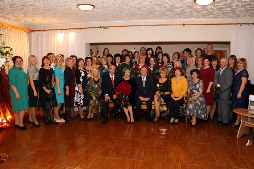 Aizkraukles pirmsskolas izglītības iestādes “Auseklītis” kolektīvs un viesi iestādes 30 gadu jubilejas pasākumā.
Autors: Vineta Cimdiņa