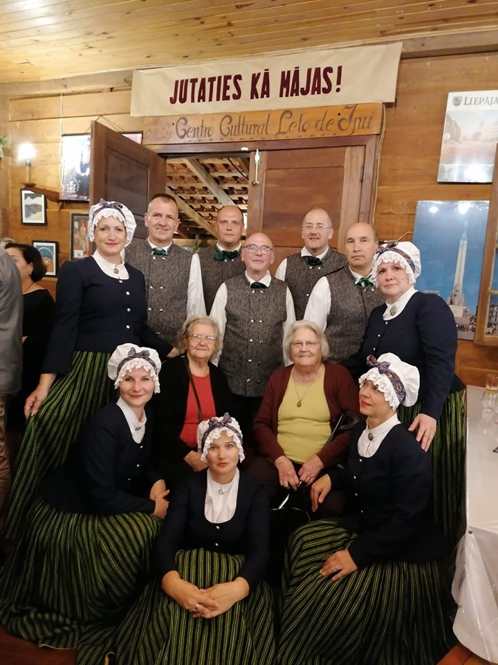 Vidējās paaudzes deju kolektīva “Atvars” dejotāji ar vecākajām latviešu omītēm Ižui Lūciju un Līviju.
Autors: no personīgā albuma