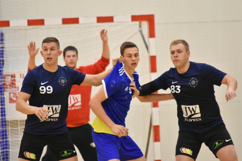 Puiši nejoko. Pretinieku uzbrukumus aizsardzības līnijā aptur Jānis Zariņš (no kreisās) un Kaspars Ziediņš (labajā pusē).