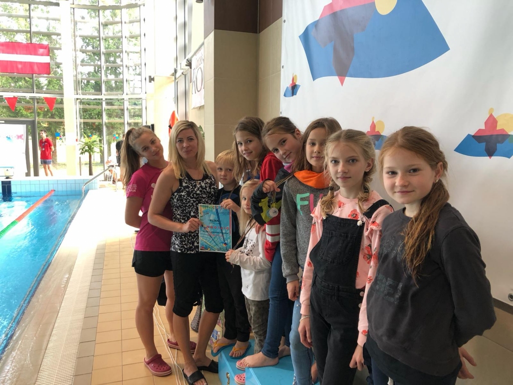 Trenere Jolanta Grugule (otrā no kreisās) ar jaunajiem peldētājiem sacensībās Rokišķos.
Autors: no J. Grugules albuma