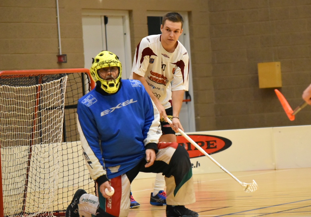 Tiksim galā. Spēlējot mazākumā, vienības “Aizkraukle/Koknese” florbolisti braši turējās aizsardzībā, attēlā — vārtsargs Mārtiņš Kavoss (no kreisās) un aizsargs Andrejs Pavļenkovs.
Autors: Ginta Grincēviča