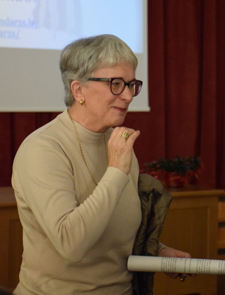 SADARBĪBA TURPINĀS — “Kokneses fonda” padomes priekšsēdētāja Sandra Kalniete stāstīja par paveikto Likteņdārzā.