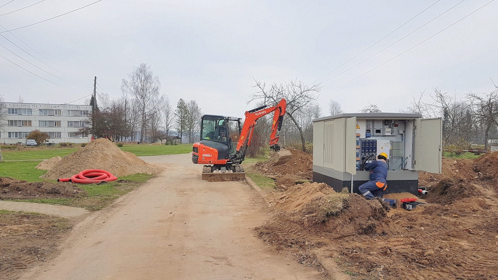 Mazs un ņiprs. Veco transformatoru — “dinozauru” — Sērenes centrā “Hanza elektro” vīri nomainījuši pret mūsdienīgu.