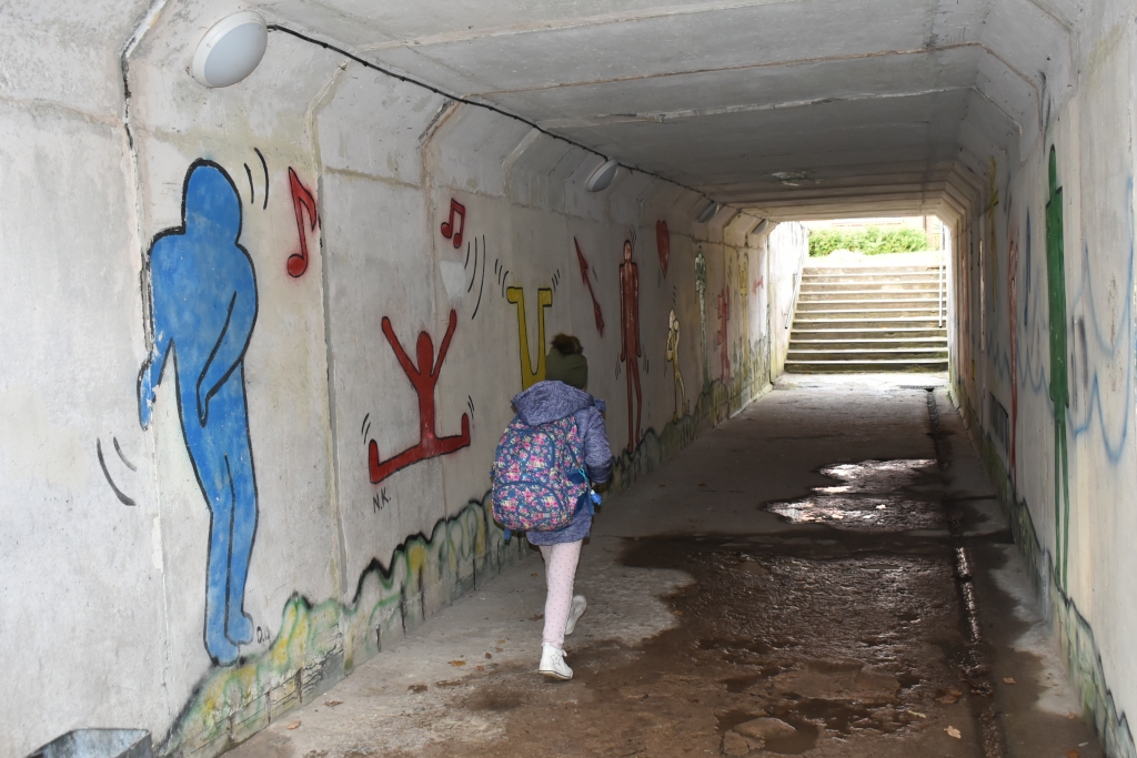 Jestrākam solim. 2018. gada vasarā novada svētkos Skrīveru Mūzikas un mākslas skolas audzēkņi izkrāsoja pazemes gājēju tuneļa sienas.