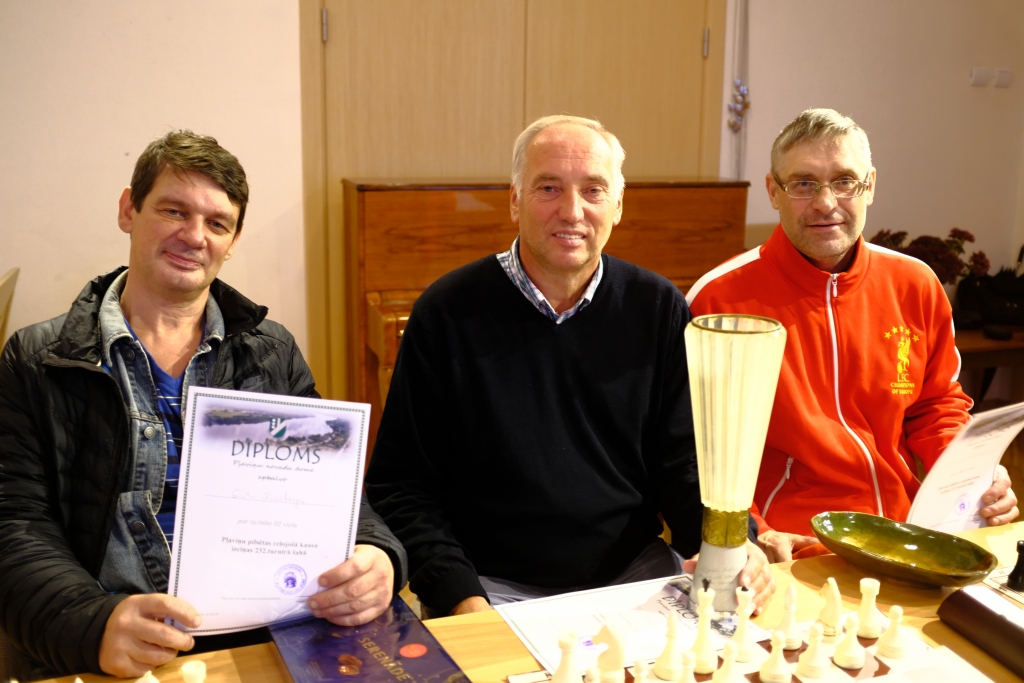 Pļaviņu pilsētas ceļojošā kausa izcīņas ceturtajā turnīrā 
1. vieta Uldim Melderim (vidū) no Pļaviņām, 2. vieta — lietuvietim Laimutim Mikenam (no labās) un 3. vieta — jēkabpilietim Ģirtam Kiršbergam (no kreisās).
Autors: no U. Meldera albuma