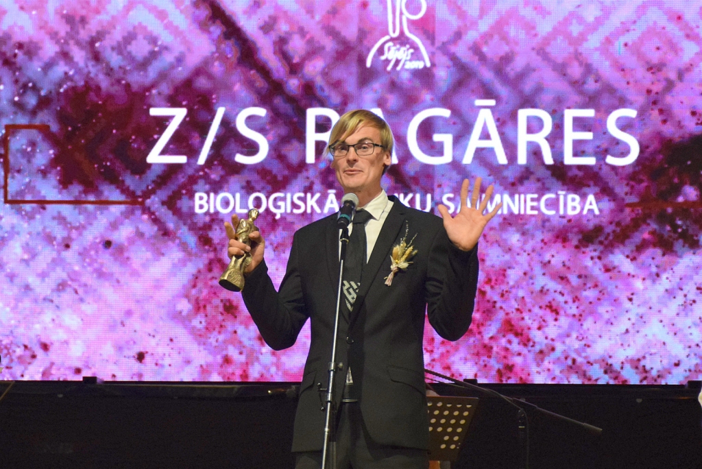 Galvenā balva par bioloģisko saimniekošanu. Konkursā “Sējējs” nominācijā “Bioloģioskā lauku saimniecība” galveno balvu ieguva saimniecības “Ragāres” īpašnieks Jānis Vaivars no Skrīveriem.