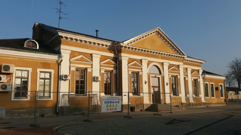 JĀBŪT MODRIEM. Būvdarbu laikā ierobežota gājēju plūsma gar stacijas ēku.