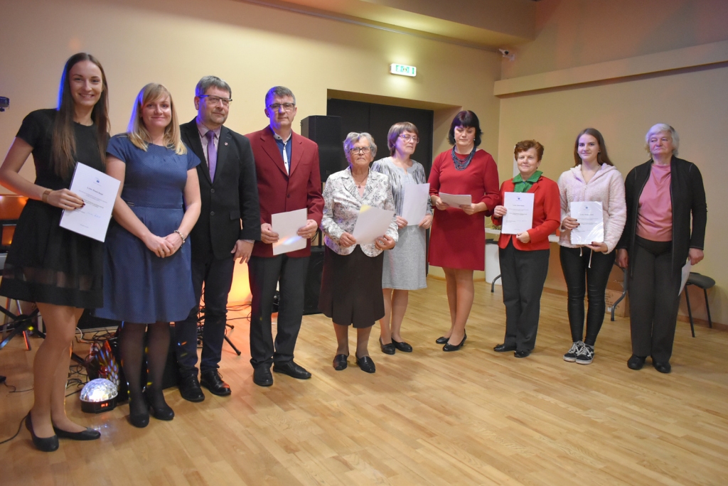 Paldies par ziedoto! Pateicībā par iesaistīšanos donoru kustībā un aktīvu brīvprātīgā darbu ceļazīmi uz Briseli saņēma Zenta Bērziņa (no labās), Madara Luste, Lība Zukule, Daiga Andersone, Mārīte Andersone, Gunta Krievāre, Normunds Skuja un Monta Skuja (pirmā no kreisās). Kopā ar viņiem priecājas arī Likteņdārza administratīvā direktore Linda Galino (otrā no kreisās) un Kokneses novada domes priekšsēdētājs Dainis Vingris (trešais no kreisās).