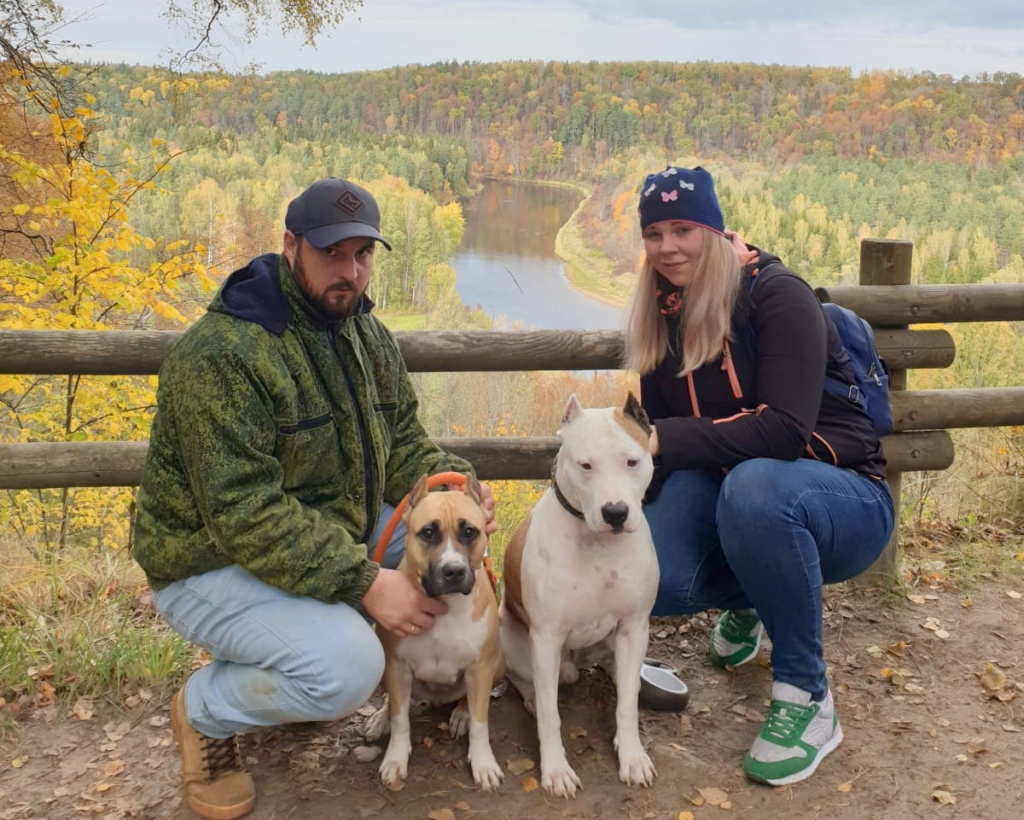 Vienmēr kopā. Baudot zelta rudeni — Gatis un Ieva Grigaroviči ar mīluļiem Vendiju (no kreisās) un Carro.