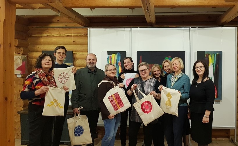 Radīšanas prieks. Aizkraukles Interešu izglītības centrs sadarbībā ar Aizkraukles senioru biedrību uzņēma viesus no Islandes, Dānijas, Lietuvas un Latvijas, kas Latvijā ieradās saistībā ar NORDPLUS projektu. Vizītes laikā ciemiņi brīvā un neformālā gaisotnē iepazina Aizkraukli, interešu izglītības centra, senioru biedrības darbību un rīkotās aktivitātes, kā arī uzzināja par sadarbību ar citām novada pašvaldības iestādēm. Dalībvalstu pārstāvji dalījās pieredzē par senioru apmācībām savās valstīs un ar interesi salīdzināja visiem vienojošo un atšķirīgo mūžizglītības jomā. Aizkraukles senioru biedrība viesiem nodrošināja viesmīlīgu uzņemšanu, iekārtoja izstādi, rīkoja meistarklases, kuras laikā katrs dalībvalsts pārstāvis veidoja savu dekoratīvo aploksni un apgleznoja zīdu. Pēc meistarklasēm ciemiņi tika aicināti uz virtuvi, kur saimnieces cepa pankūkas, vārīja zāļu tēju. Tikmēr Aizkraukles Interešu izglītības centra darbiniece bija izveidojusi, izdrukājusi un piegādājusi viesiem kopbildi, kas tika uzņemta, ierodoties Aizkrauklē, ar mērķi to ielikt tikko izgatavotajās aploksnēs. Pēc viesmīlīgās vizītes Aizkraukles senioru biedrībā viesiem tika parādīta Aizkraukle, un noslēgumā tos ar radošu apdrukas meistarklasi uzņēma Aizkraukles Vēstures un mākslas muzeja darbinieces Līga Turjanska un Sandra Feila. Pēc emocijām bagātās pēcpusdienas Aizkrauklē, pašizveidotajām piemiņas dāvaniņām un piepildītajām somām projekta dalībvalstu pārstāvji devās atpakaļ uz Rīgu, kur viņiem paredzēta iepazīšanās ar Rīgas domes, Pensionāru federācijas un Rīgas Aktīvo senioru alianses darbu un trešās paaudzes universitātes veidošanu Latvijā.
Autors: no Aizkraukles interešu izglītības centra