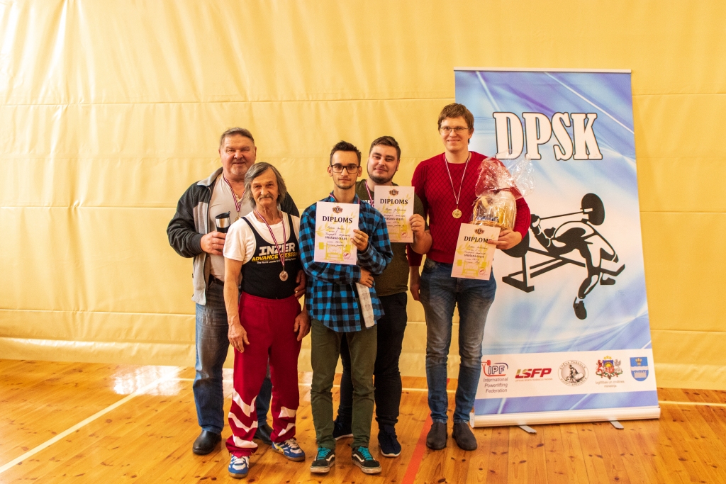 Komandā ir spēks! Daugavpils čempionātā spiešanā guļus piedalījās vien daļa Aizkraukles sporta centra pauerliftinga komandas — Dainis Reinholds (no kreisās), Jevgēnijs Vorobjovs, Salvis Ceriņš, Oļegs Kudrjavcevs un Gints Reinholds.
Autors: no personīgā albuma