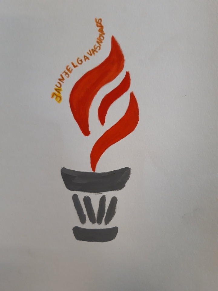 Konkursā uzvarējušie darbi. Jaunjelgavas novada Lāpu skrējiena krekliņu priekšpusi izdaiļos Agnes Svetiņinas logo (no kreisās), savukārt aizmugurē būs Evitas Vēveres darbs.