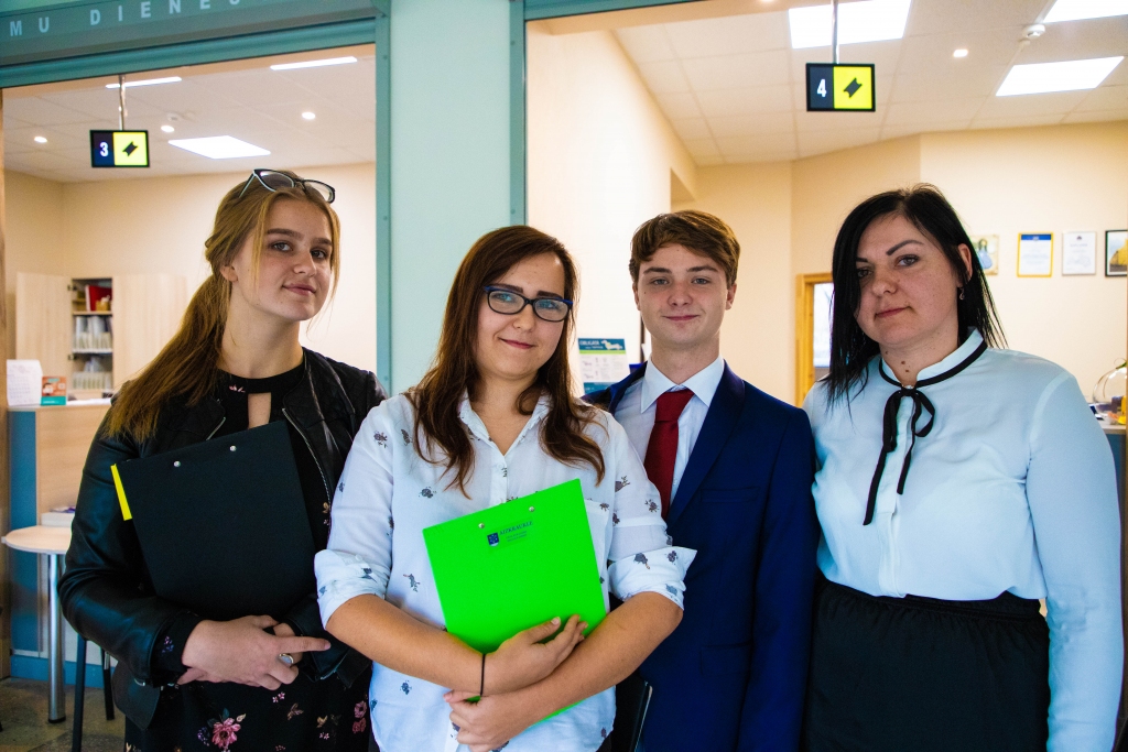 Amanda Malatkovska, Aizkraukles jauniešu domes priekšsēdētāja vietniece (no kreisās), Veronika Kareva, vides komitejas vadītāja, priekšsēdētājs Vladislavs Judins un jaunatnes lietu speciāliste Inga Ramane.
Autors: Adrians Balodis