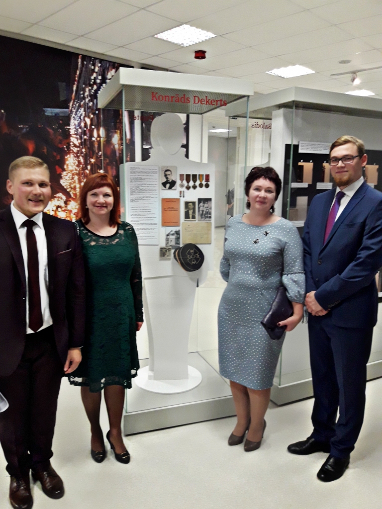 SVINĪGS BRĪDIS izstādes atklāšanā. No labās — Māris Vāveris, Dace Grele, Lāsma Ruža-Riekstiņa un Arnis Strazdiņš.
Autors: no Daces Greles albuma