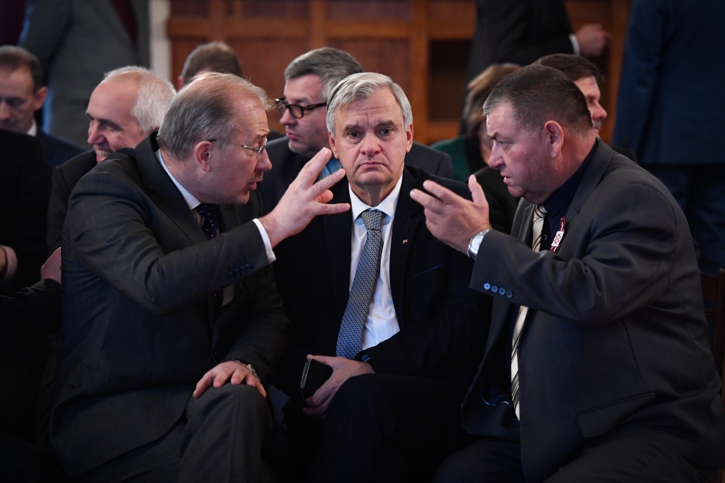 DISKUSIJAS TURPINĀS. Aizkraukles reģiona pašvaldību vadītāji — Guntis Libeks (no kreisās) no Jaunjelgavas un Arvīds Kviesis no Neretas — sarunā ar Jelgavas novada domes priekšsēdētāju Ziedoni Cauni.
Autors: Ilmārs Znotiņš